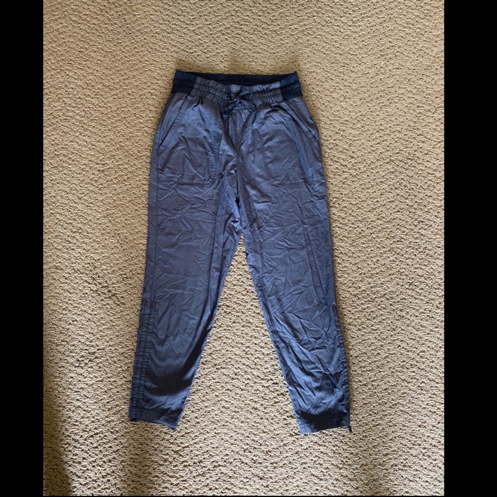 The North Face Navy Jogger, size S